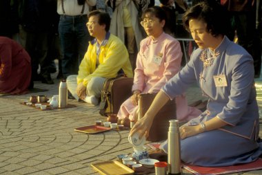 Hong Kong 'daki Kowloon şehrinde geleneksel bir Çin Çay Seremonisi ve Market. Çin, Hong Kong, Mayıs 1997