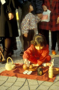 Hong Kong 'daki Kowloon şehrinde geleneksel bir Çin Çay Seremonisi ve Market. Çin, Hong Kong, Mayıs 1997