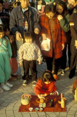 Hong Kong 'daki Kowloon şehrinde geleneksel bir Çin Çay Seremonisi ve Market. Çin, Hong Kong, Mayıs 1997