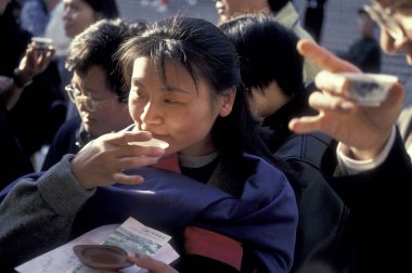 Hong Kong 'daki Kowloon şehrinde geleneksel bir Çin Çay Seremonisi ve Market. Çin, Hong Kong, Mayıs 1997