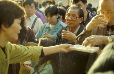Hong Kong 'daki Kowloon şehrinde geleneksel bir Çin Çay Seremonisi ve Market. Çin, Hong Kong, Mayıs 1997