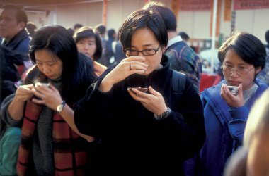 Hong Kong 'daki Kowloon şehrinde geleneksel bir Çin Çay Seremonisi ve Market. Çin, Hong Kong, Mayıs 1997