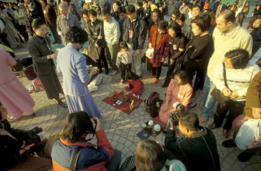 Hong Kong 'daki Kowloon şehrinde geleneksel bir Çin Çay Seremonisi ve Market. Çin, Hong Kong, Mayıs 1997