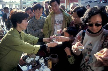 Hong Kong 'daki Kowloon şehrinde geleneksel bir Çin Çay Seremonisi ve Market. Çin, Hong Kong, Mayıs 1997