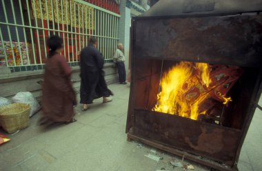 Hong Kong 'daki Pai Tau Köyü' ndeki Po Fook Tepesi 'ndeki Çin 1000 Buda Manastırı' nda Çin tapınağı töreni. Çin, Hong Kong, Mayıs 1997