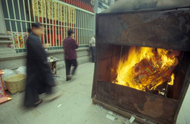 Hong Kong 'daki Pai Tau Köyü' ndeki Po Fook Tepesi 'ndeki Çin 1000 Buda Manastırı' nda Çin tapınağı töreni. Çin, Hong Kong, Mayıs 1997