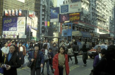 Hong Kong 'un başkenti Hong Kong' da bulunan bir Hongkong tren ve tramvayı. Çin, Hong Kong, Aralık 1997