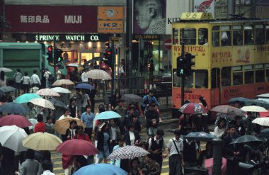 Hong Kong 'un başkenti Hong Kong' da bulunan bir Hongkong tren ve tramvayı. Çin, Hong Kong, Aralık 1997