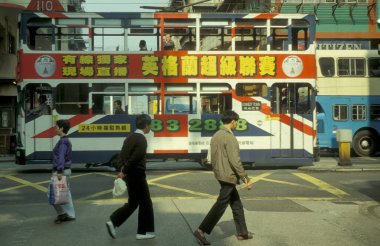 Hong Kong 'un başkenti Hong Kong' da bulunan bir Hongkong tren ve tramvayı. Çin, Hong Kong, Aralık 1997