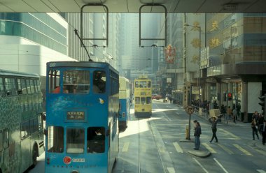 Hong Kong 'un başkenti Hong Kong' da bulunan bir Hongkong tren ve tramvayı. Çin, Hong Kong, Aralık 1997