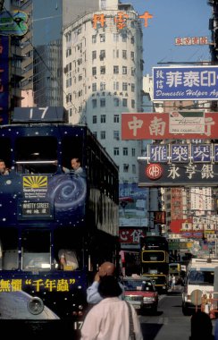 Hong Kong 'un başkenti Hong Kong' da bulunan bir Hongkong tren ve tramvayı. Çin, Hong Kong, Aralık 1997