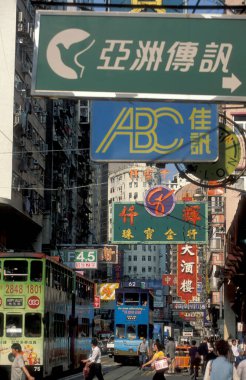 Hong Kong 'un başkenti Hong Kong' da bulunan bir Hongkong tren ve tramvayı. Çin, Hong Kong, Aralık 1997