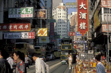 Hong Kong 'un başkenti Hong Kong' da bulunan bir Hongkong tren ve tramvayı. Çin, Hong Kong, Aralık 1997