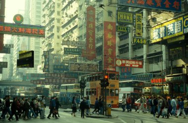 Hong Kong 'un başkenti Hong Kong' da bulunan bir Hongkong tren ve tramvayı. Çin, Hong Kong, Aralık 1997