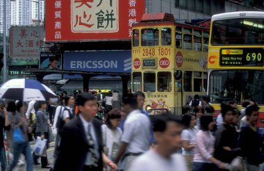 Hong Kong 'un başkenti Hong Kong' da bulunan bir Hongkong tren ve tramvayı. Çin, Hong Kong, Aralık 1997