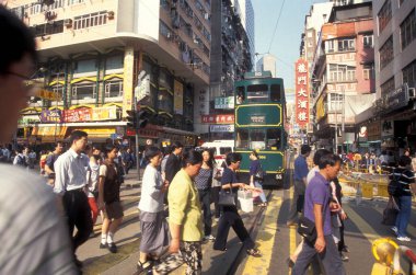 Hong Kong 'un başkenti Hong Kong' da bulunan bir Hongkong tren ve tramvayı. Çin, Hong Kong, Aralık 1997
