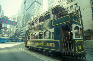 Hong Kong 'un başkenti Hong Kong' da bulunan bir Hongkong tren ve tramvayı. Çin, Hong Kong, Aralık 1997