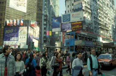 Hong Kong 'un başkenti Hong Kong' da bulunan bir Hongkong tren ve tramvayı. Çin, Hong Kong, Aralık 1997