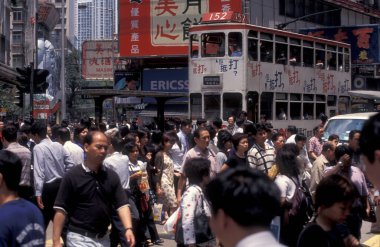Hong Kong 'un başkenti Hong Kong' da bulunan bir Hongkong tren ve tramvayı. Çin, Hong Kong, Aralık 1997