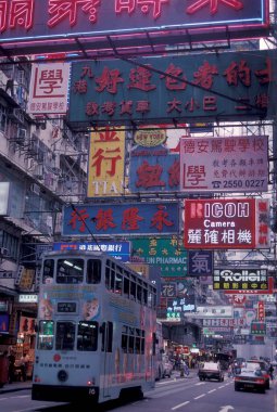 Hong Kong 'un başkenti Hong Kong' da bulunan bir Hongkong tren ve tramvayı. Çin, Hong Kong, Aralık 1997