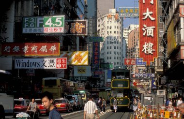 Hong Kong 'un başkenti Hong Kong' da bulunan bir Hongkong tren ve tramvayı. Çin, Hong Kong, Aralık 1997