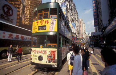 Hong Kong 'un başkenti Hong Kong' da bulunan bir Hongkong tren ve tramvayı. Çin, Hong Kong, Aralık 1997