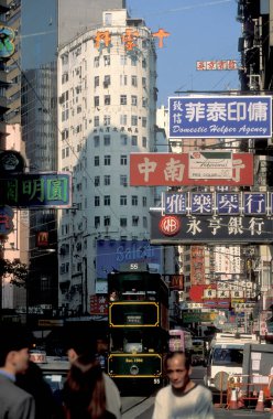 Hong Kong 'un başkenti Hong Kong' da bulunan bir Hongkong tren ve tramvayı. Çin, Hong Kong, Aralık 1997