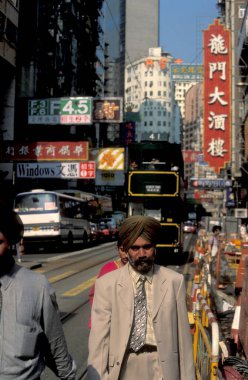 Hong Kong 'un başkenti Hong Kong' da bulunan bir Hongkong tren ve tramvayı. Çin, Hong Kong, Aralık 1997