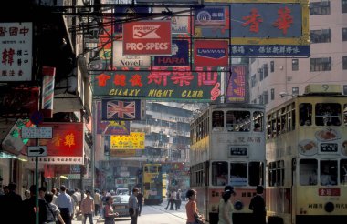 Hong Kong 'un başkenti Hong Kong' da bulunan bir Hongkong tren ve tramvayı. Çin, Hong Kong, Aralık 1997