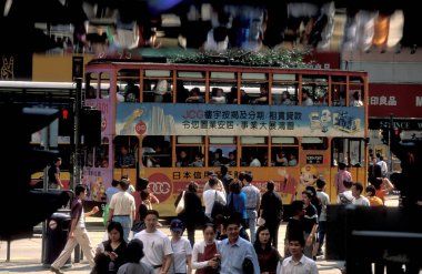 Hong Kong 'un başkenti Hong Kong' da bulunan bir Hongkong tren ve tramvayı. Çin, Hong Kong, Aralık 1997