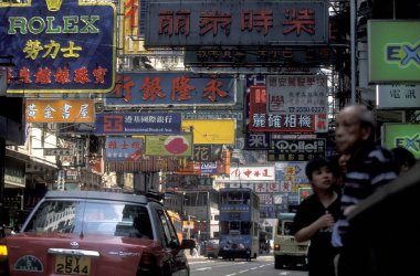 Hong Kong 'un başkenti Hong Kong' da bulunan bir Hongkong tren ve tramvayı. Çin, Hong Kong, Aralık 1997