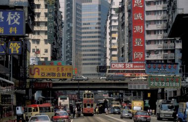 Hong Kong 'un başkenti Hong Kong' da bulunan bir Hongkong tren ve tramvayı. Çin, Hong Kong, Aralık 1997