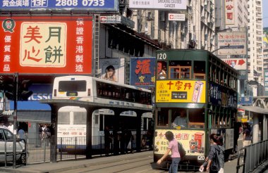 Hong Kong 'un başkenti Hong Kong' da bulunan bir Hongkong tren ve tramvayı. Çin, Hong Kong, Aralık 1997