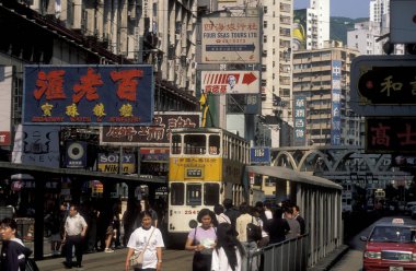 Hong Kong 'un başkenti Hong Kong' da bulunan bir Hongkong tren ve tramvayı. Çin, Hong Kong, Aralık 1997