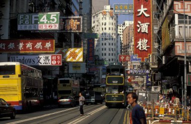 Hong Kong 'un başkenti Hong Kong' da bulunan bir Hongkong tren ve tramvayı. Çin, Hong Kong, Aralık 1997