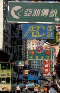 Hong Kong 'un başkenti Hong Kong' da bulunan bir Hongkong tren ve tramvayı. Çin, Hong Kong, Aralık 1997