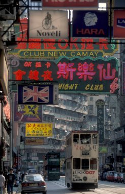 Hong Kong 'un başkenti Hong Kong' da bulunan bir Hongkong tren ve tramvayı. Çin, Hong Kong, Aralık 1997