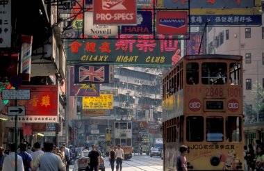 Hong Kong 'un başkenti Hong Kong' da bulunan bir Hongkong tren ve tramvayı. Çin, Hong Kong, Aralık 1997