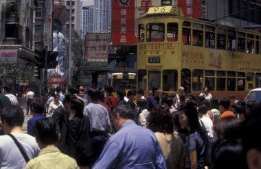 Hong Kong 'un başkenti Hong Kong' da bulunan bir Hongkong tren ve tramvayı. Çin, Hong Kong, Aralık 1997