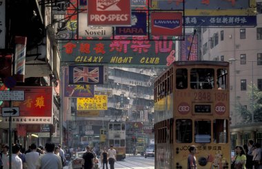 Hong Kong 'un başkenti Hong Kong' da bulunan bir Hongkong tren ve tramvayı. Çin, Hong Kong, Aralık 1997