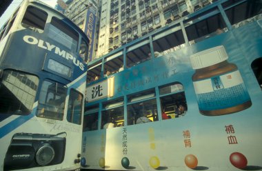 Hong Kong 'un başkenti Hong Kong' da bulunan bir Hongkong tren ve tramvayı. Çin, Hong Kong, Aralık 1997