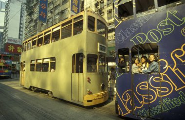Hong Kong 'un başkenti Hong Kong' da bulunan bir Hongkong tren ve tramvayı. Çin, Hong Kong, Aralık 1997