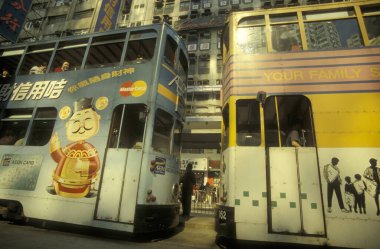 Hong Kong 'un başkenti Hong Kong' da bulunan bir Hongkong tren ve tramvayı. Çin, Hong Kong, Aralık 1997