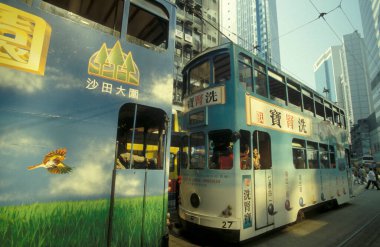 Hong Kong 'un başkenti Hong Kong' da bulunan bir Hongkong tren ve tramvayı. Çin, Hong Kong, Aralık 1997