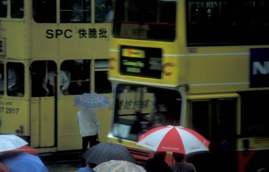 Hong Kong 'un başkenti Hong Kong' da bulunan bir Hongkong tren ve tramvayı. Çin, Hong Kong, Aralık 1997