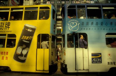 Hong Kong 'un başkenti Hong Kong' da bulunan bir Hongkong tren ve tramvayı. Çin, Hong Kong, Aralık 1997