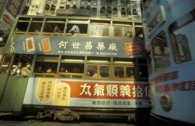 Hong Kong 'un başkenti Hong Kong' da bulunan bir Hongkong tren ve tramvayı. Çin, Hong Kong, Aralık 1997