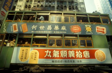 Hong Kong 'un başkenti Hong Kong' da bulunan bir Hongkong tren ve tramvayı. Çin, Hong Kong, Aralık 1997