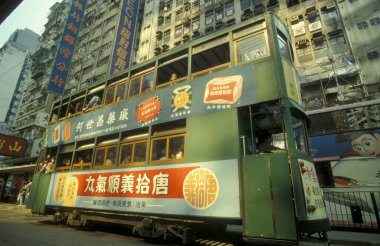 Hong Kong 'un başkenti Hong Kong' da bulunan bir Hongkong tren ve tramvayı. Çin, Hong Kong, Aralık 1997