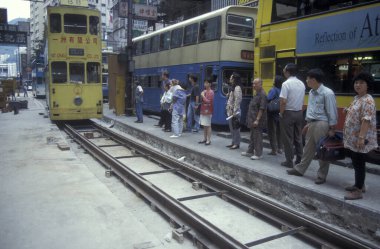 Hong Kong 'un başkenti Hong Kong' da bulunan bir Hongkong tren ve tramvayı. Çin, Hong Kong, Aralık 1997